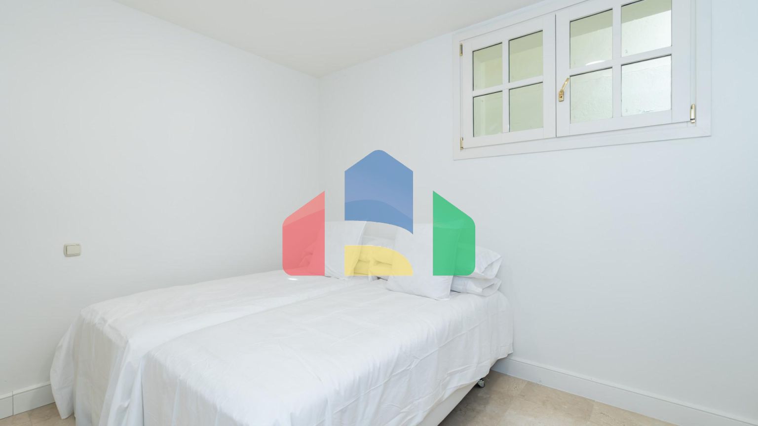 ЭЛЕГАНТНАЯ ВИЛЛА РЯДОМ С ЗОЛОТОЙ МИЛЕЙ