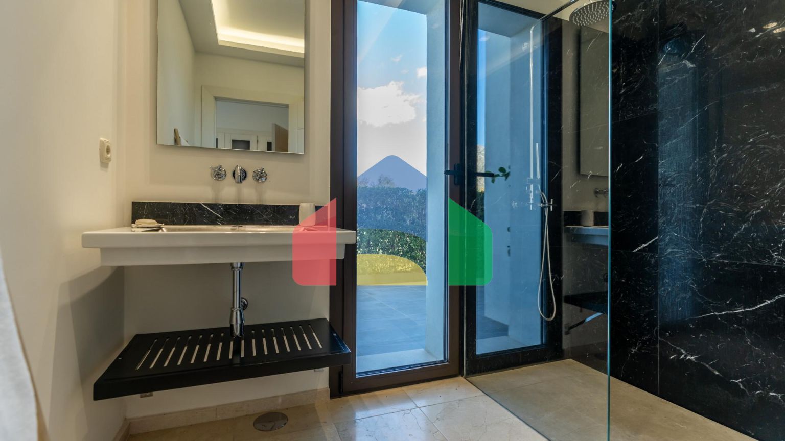 ЭЛЕГАНТНАЯ ВИЛЛА РЯДОМ С ЗОЛОТОЙ МИЛЕЙ