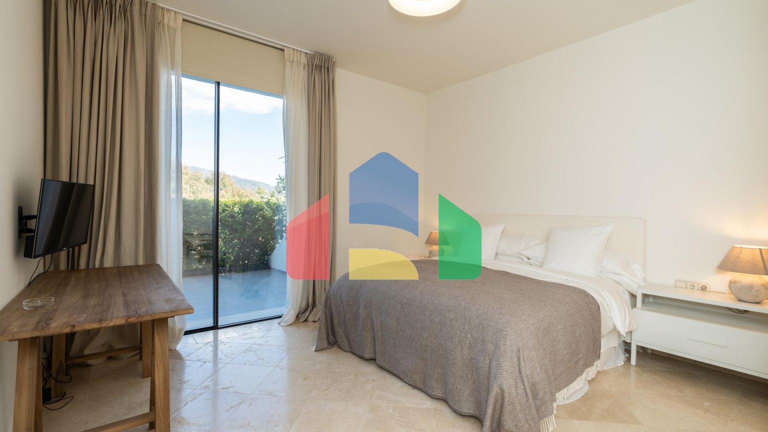 ЭЛЕГАНТНАЯ ВИЛЛА РЯДОМ С ЗОЛОТОЙ МИЛЕЙ