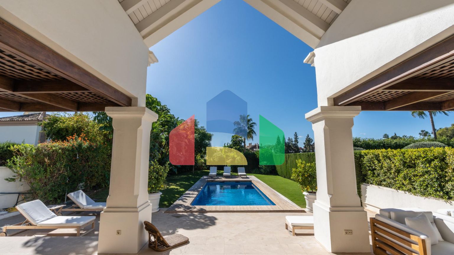 ЭЛЕГАНТНАЯ ВИЛЛА РЯДОМ С ЗОЛОТОЙ МИЛЕЙ