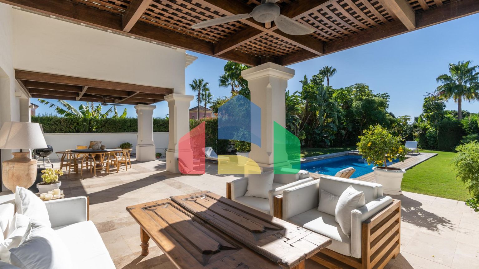 ЭЛЕГАНТНАЯ ВИЛЛА РЯДОМ С ЗОЛОТОЙ МИЛЕЙ