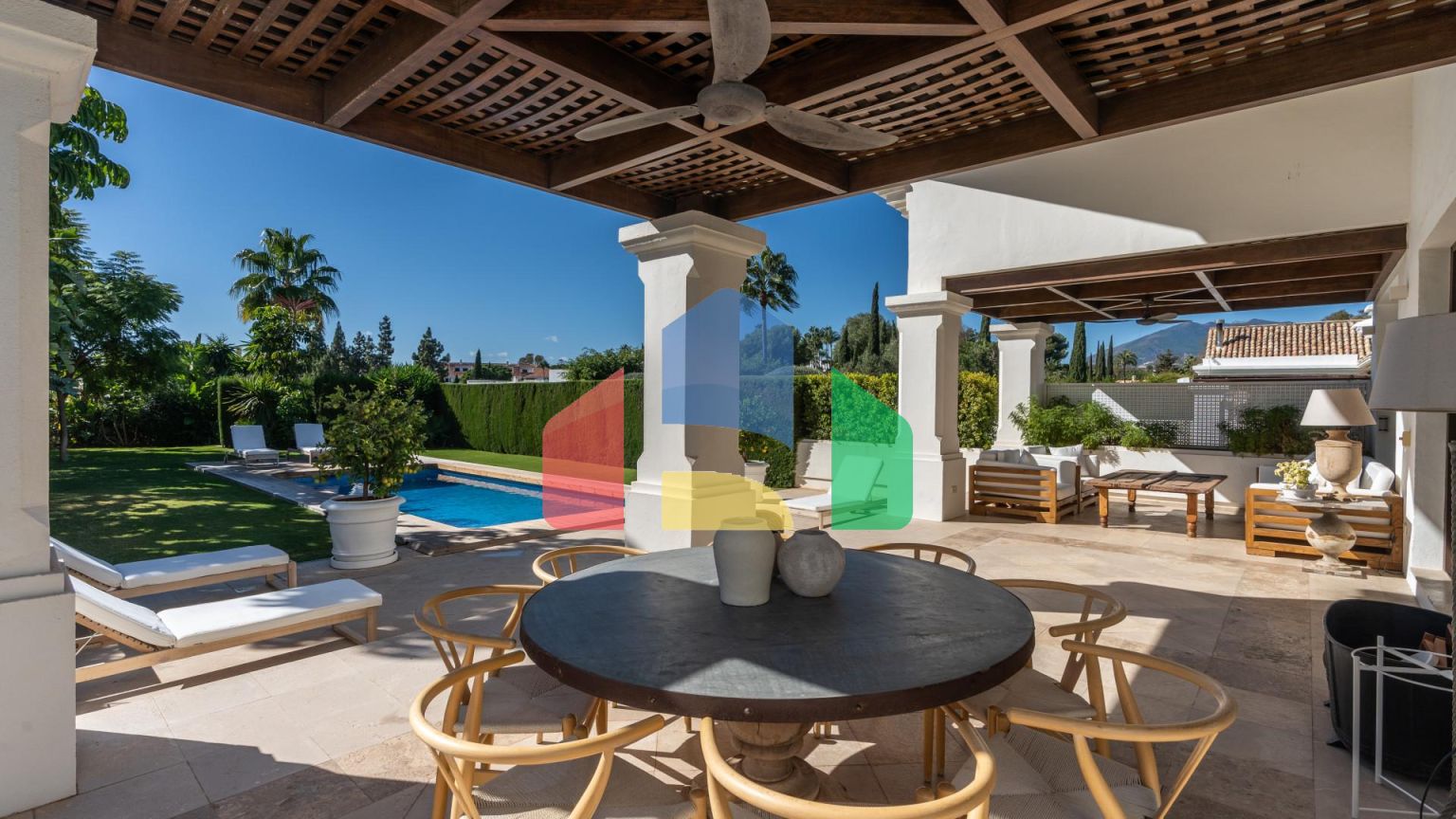 ЭЛЕГАНТНАЯ ВИЛЛА РЯДОМ С ЗОЛОТОЙ МИЛЕЙ