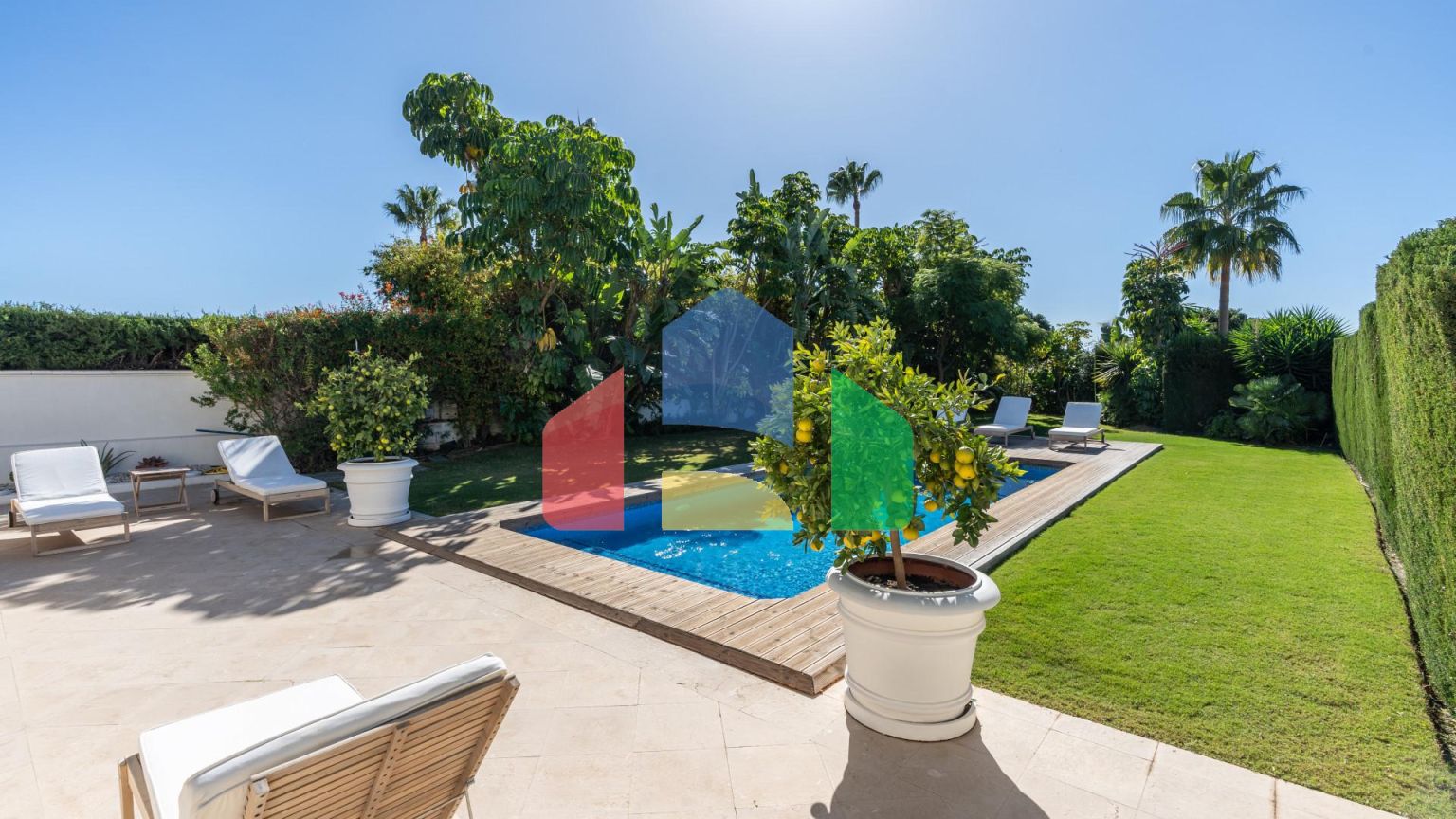 ЭЛЕГАНТНАЯ ВИЛЛА РЯДОМ С ЗОЛОТОЙ МИЛЕЙ