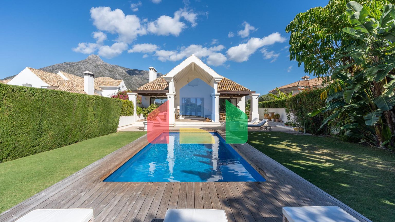 ЭЛЕГАНТНАЯ ВИЛЛА РЯДОМ С ЗОЛОТОЙ МИЛЕЙ