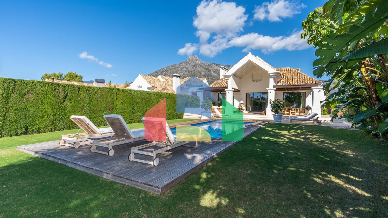 ЭЛЕГАНТНАЯ ВИЛЛА РЯДОМ С ЗОЛОТОЙ МИЛЕЙ