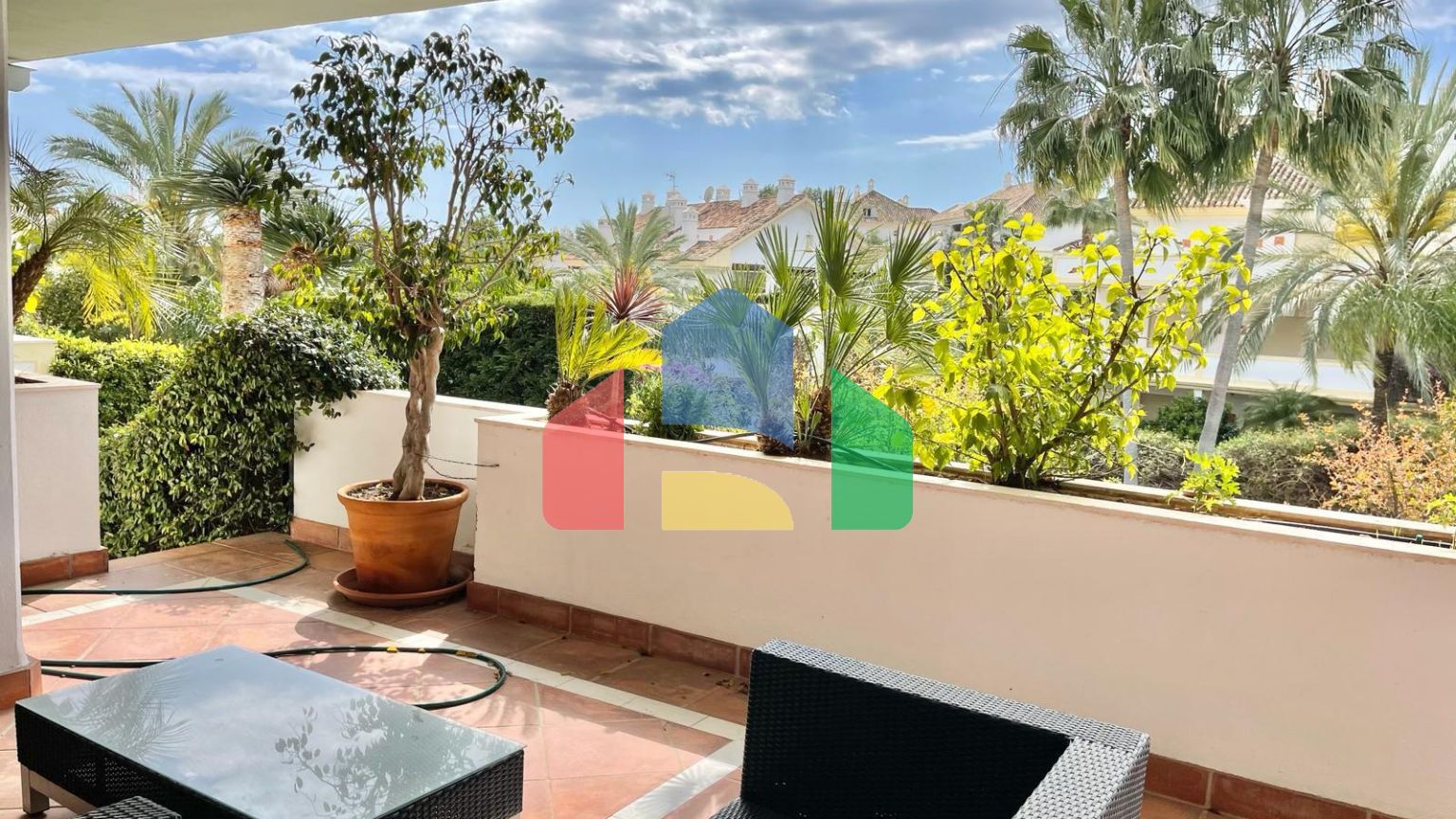 Квартира на первом этаже с частным садом на Золотой Миле