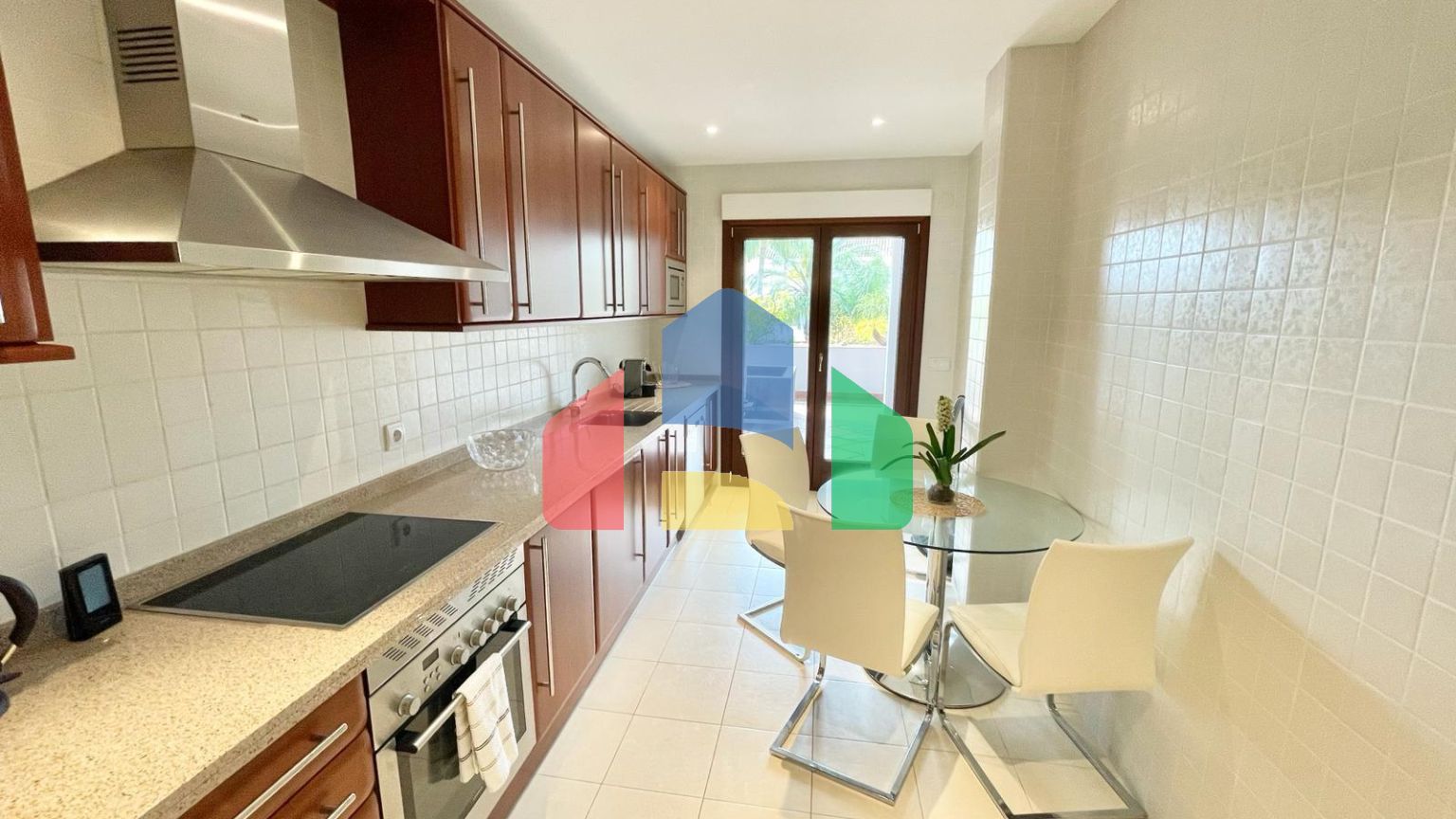 Квартира на первом этаже с частным садом на Золотой Миле