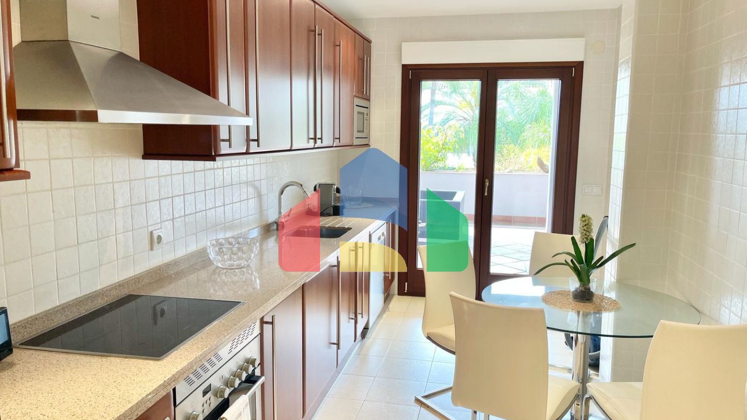 Квартира на первом этаже с частным садом на Золотой Миле