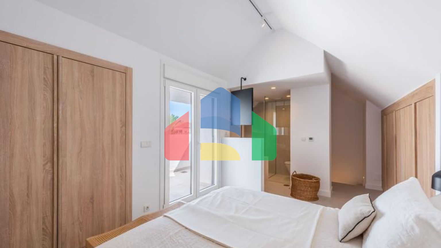 Недавно отремонтированный двухуровневый пентхаус