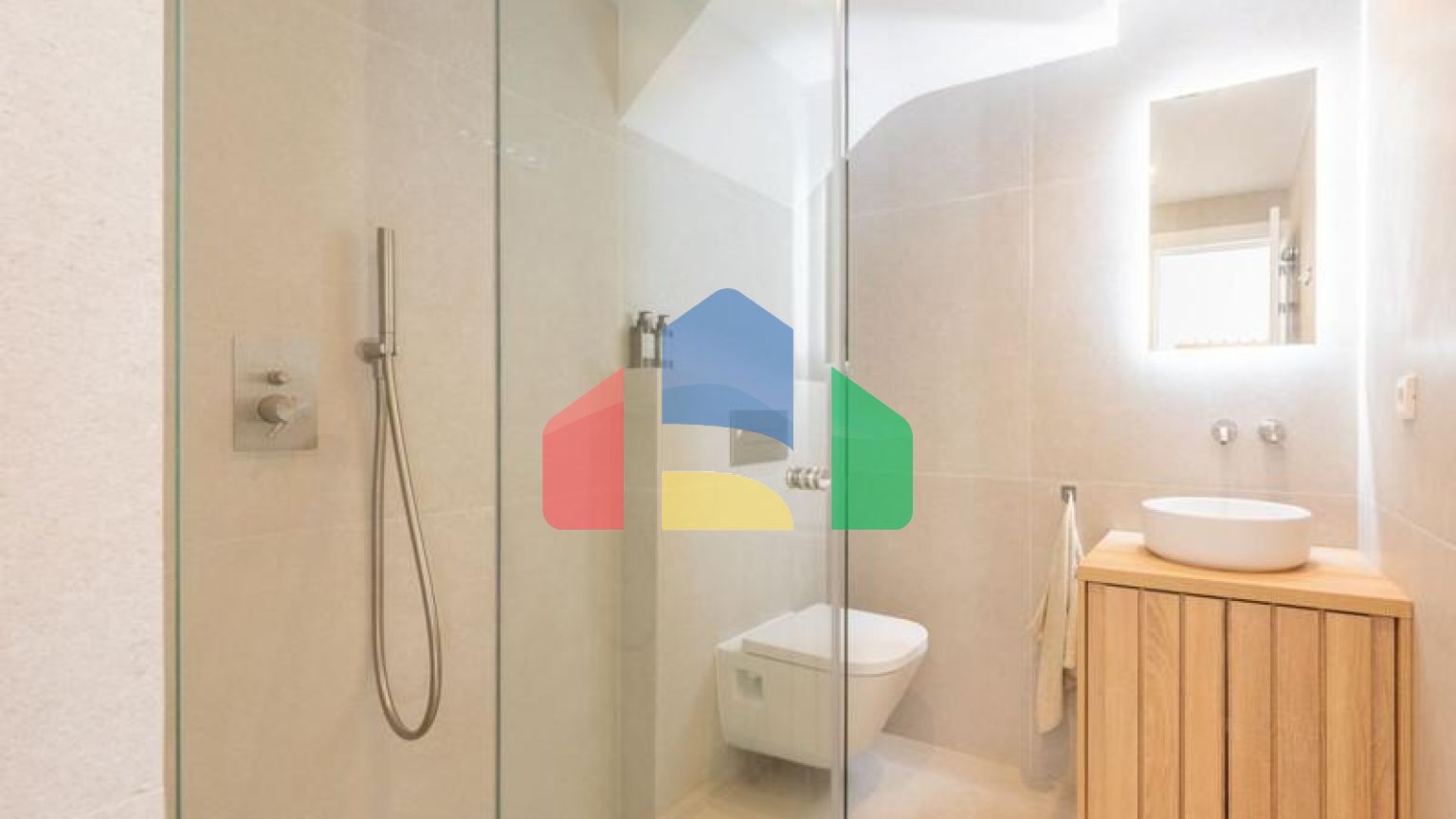 Недавно отремонтированный двухуровневый пентхаус