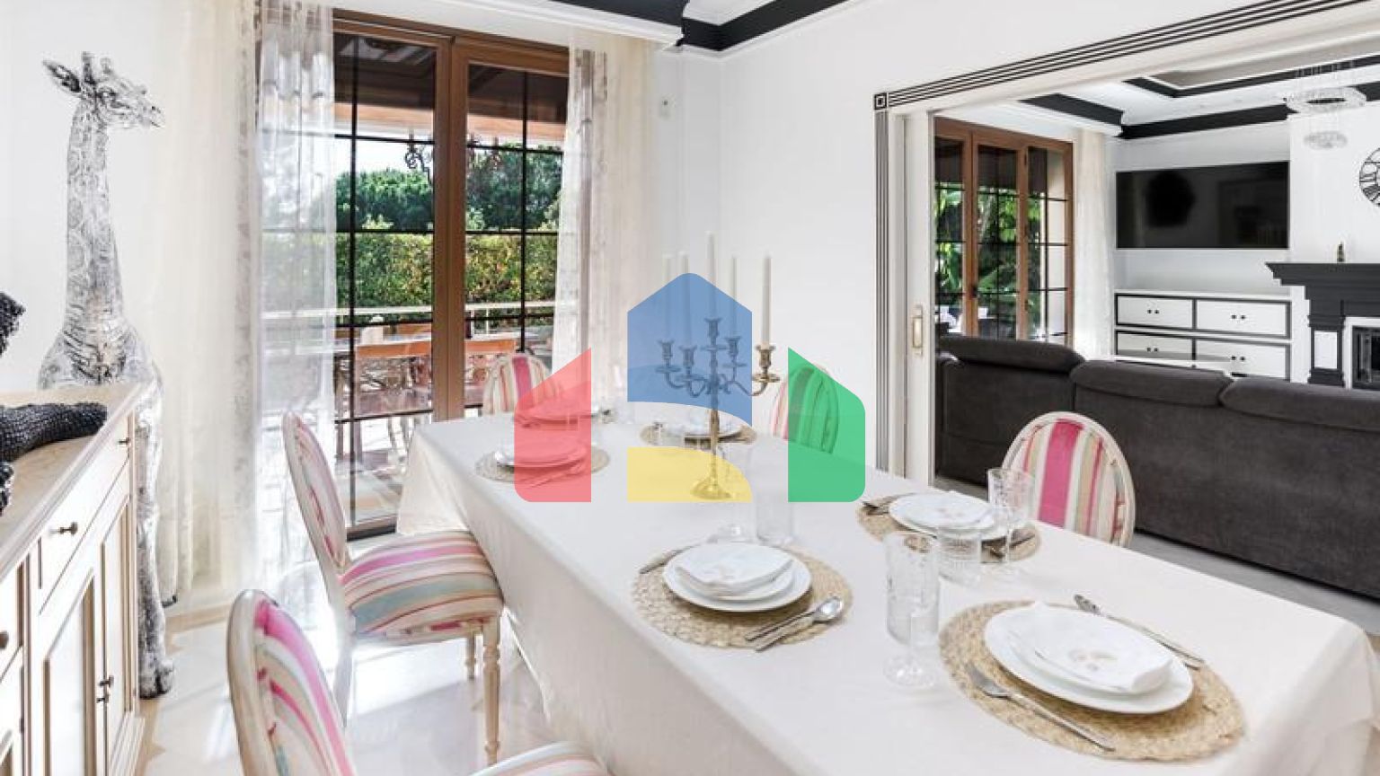 Просторная  вилла в центре Марбельи, в превосходном месте в районе Уэрта Белон.