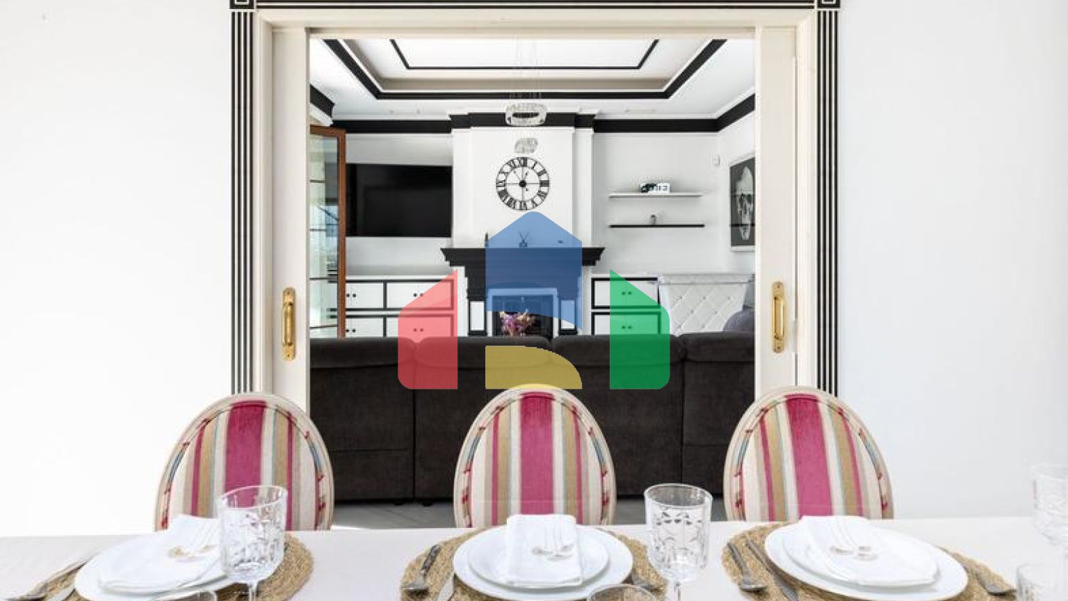 Просторная  вилла в центре Марбельи, в превосходном месте в районе Уэрта Белон.