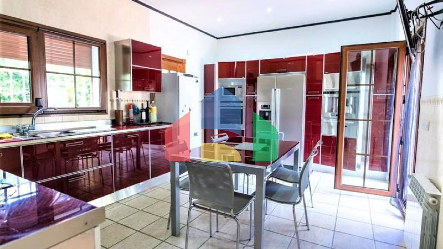 Просторная  вилла в центре Марбельи, в превосходном месте в районе Уэрта Белон.