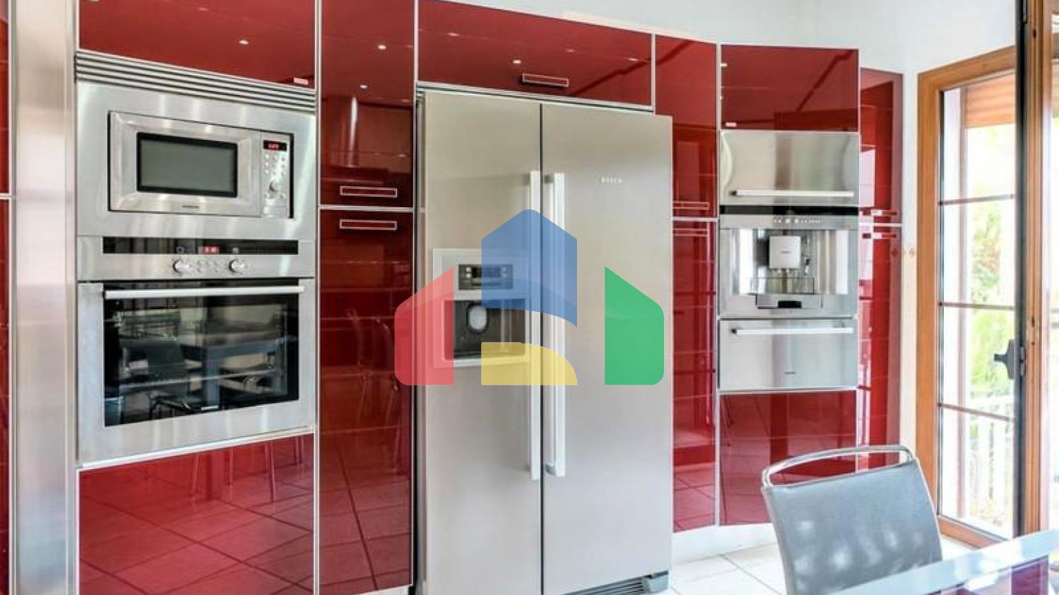 Просторная  вилла в центре Марбельи, в превосходном месте в районе Уэрта Белон.