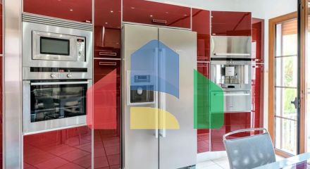 Просторная  вилла в центре Марбельи, в превосходном месте в районе Уэрта Белон.