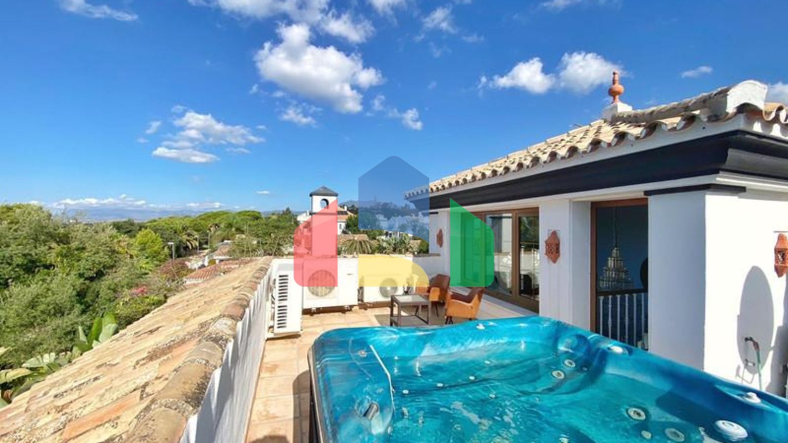 Просторная  вилла в центре Марбельи, в превосходном месте в районе Уэрта Белон.