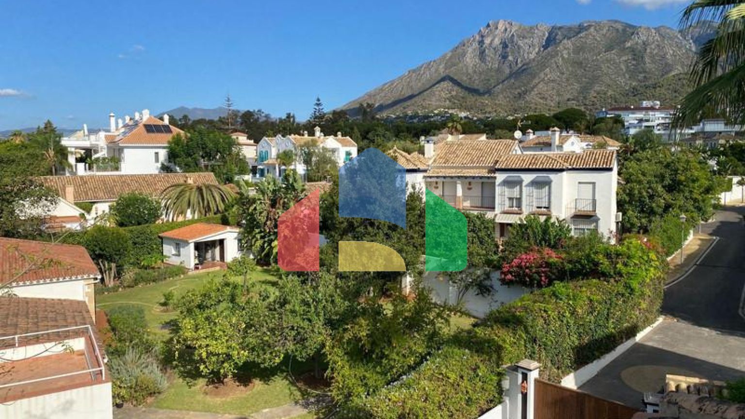 Просторная  вилла в центре Марбельи, в превосходном месте в районе Уэрта Белон.