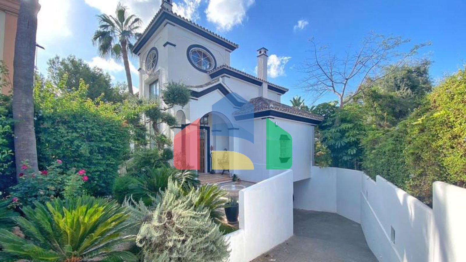 Просторная  вилла в центре Марбельи, в превосходном месте в районе Уэрта Белон.