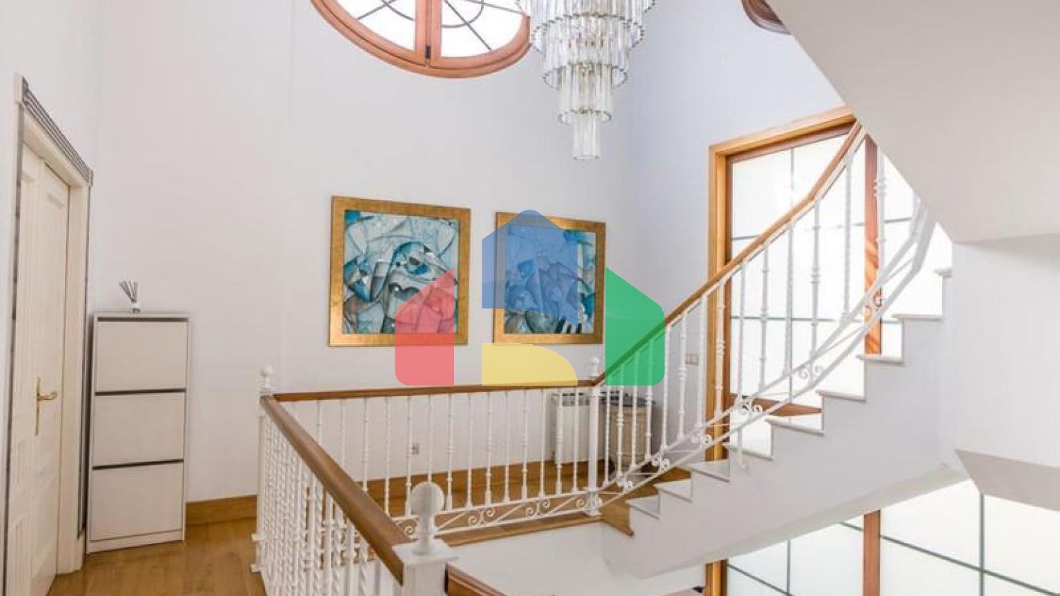 Просторная  вилла в центре Марбельи, в превосходном месте в районе Уэрта Белон.