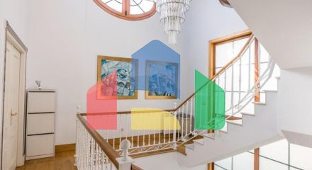 Просторная  вилла в центре Марбельи, в превосходном месте в районе Уэрта Белон.