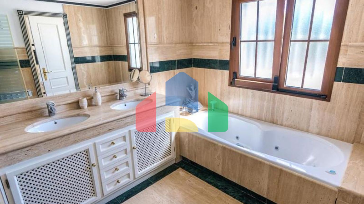 Просторная  вилла в центре Марбельи, в превосходном месте в районе Уэрта Белон.