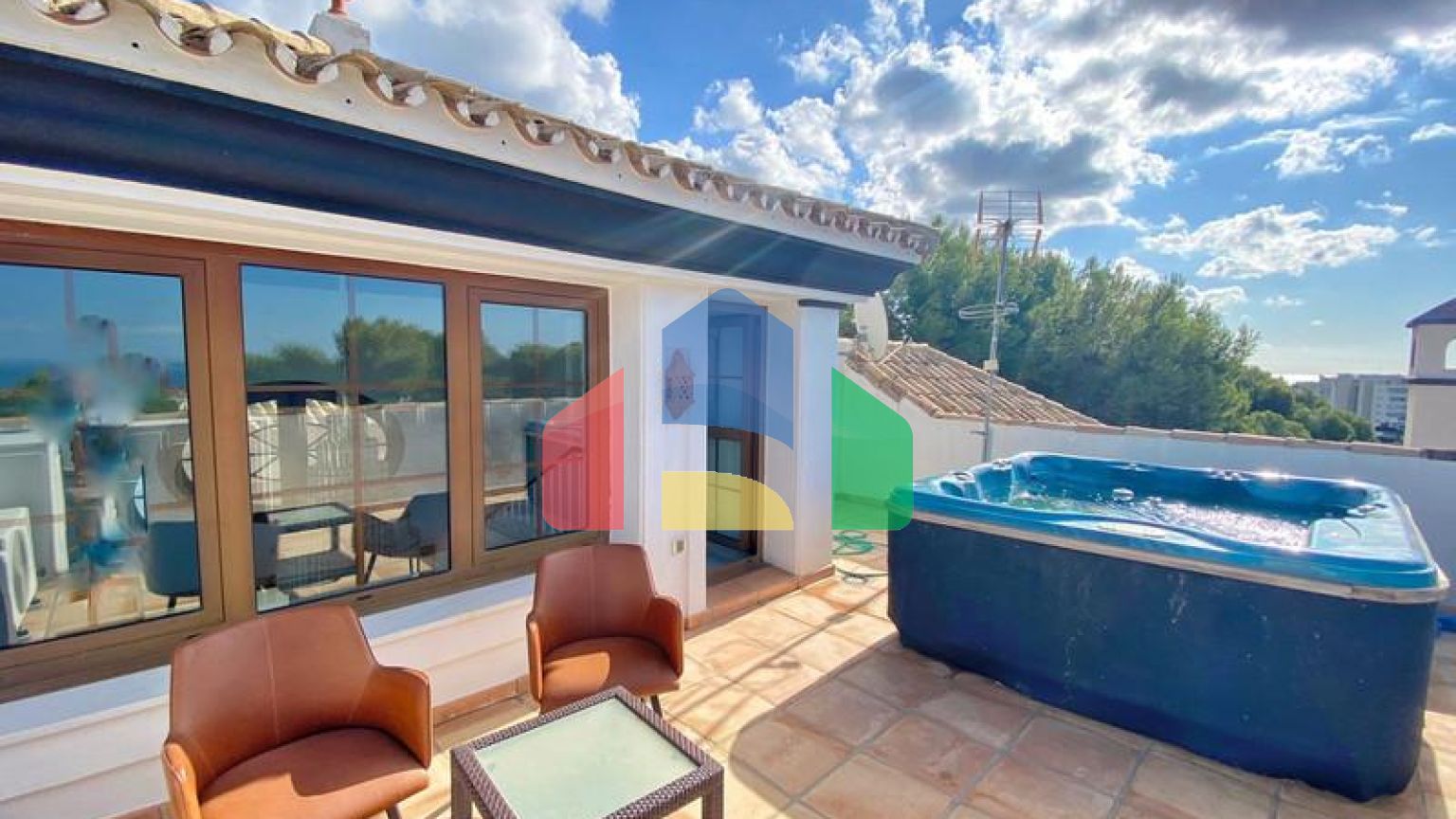 Просторная  вилла в центре Марбельи, в превосходном месте в районе Уэрта Белон.