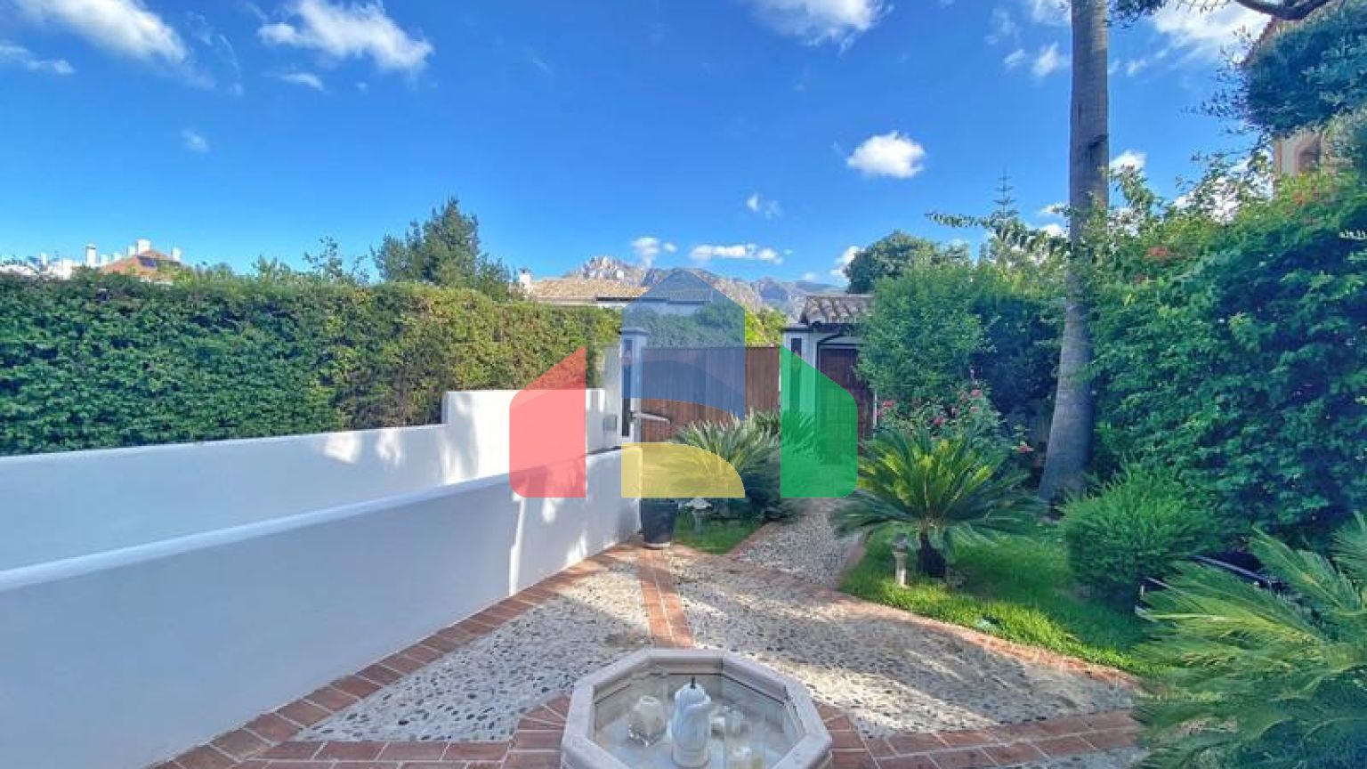 Просторная  вилла в центре Марбельи, в превосходном месте в районе Уэрта Белон.