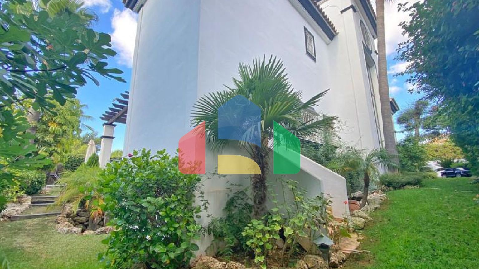 Просторная  вилла в центре Марбельи, в превосходном месте в районе Уэрта Белон.