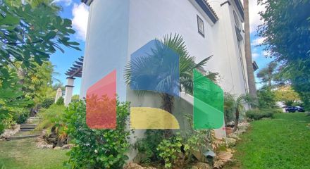 Просторная  вилла в центре Марбельи, в превосходном месте в районе Уэрта Белон.