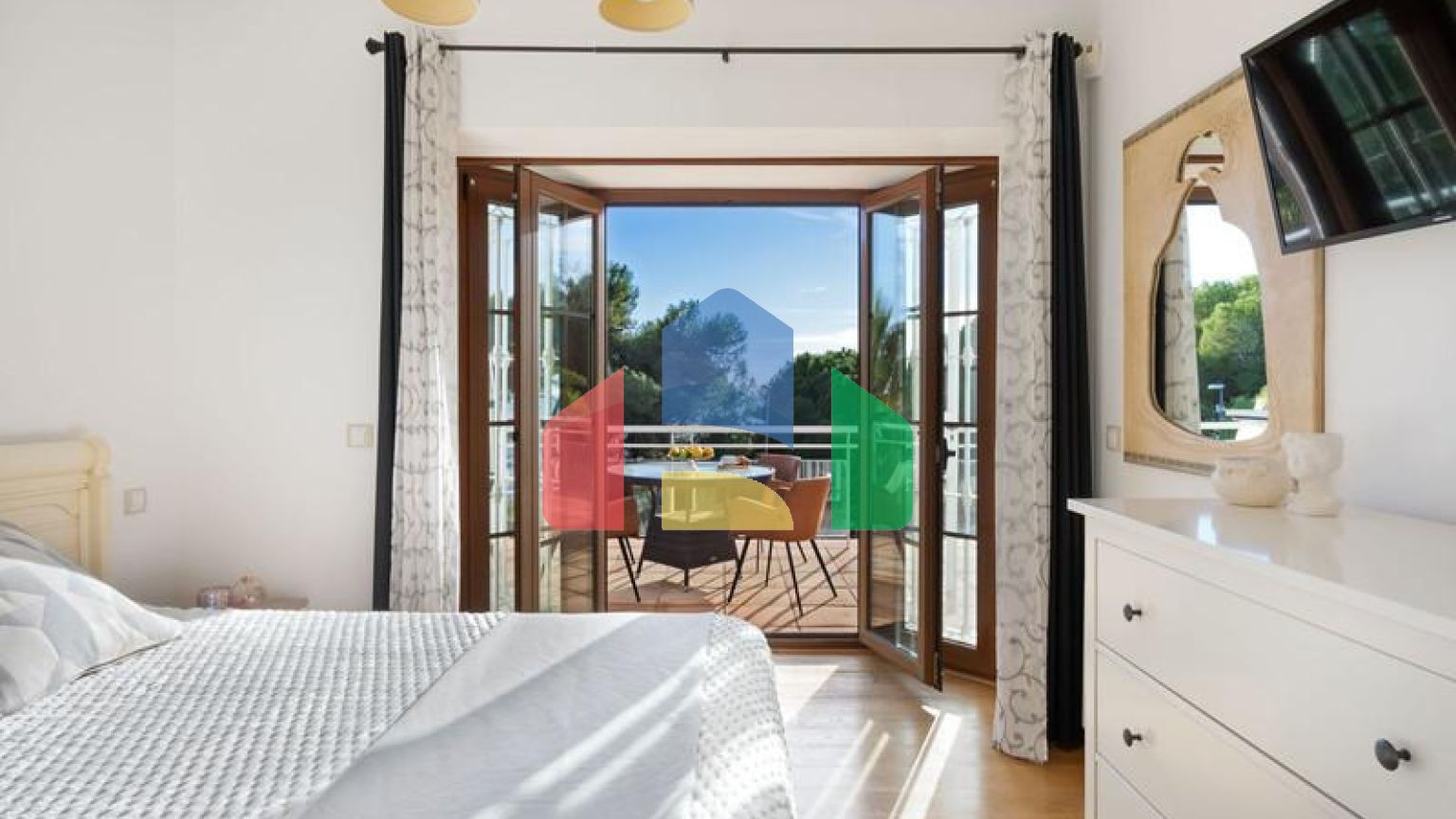 Просторная  вилла в центре Марбельи, в превосходном месте в районе Уэрта Белон.