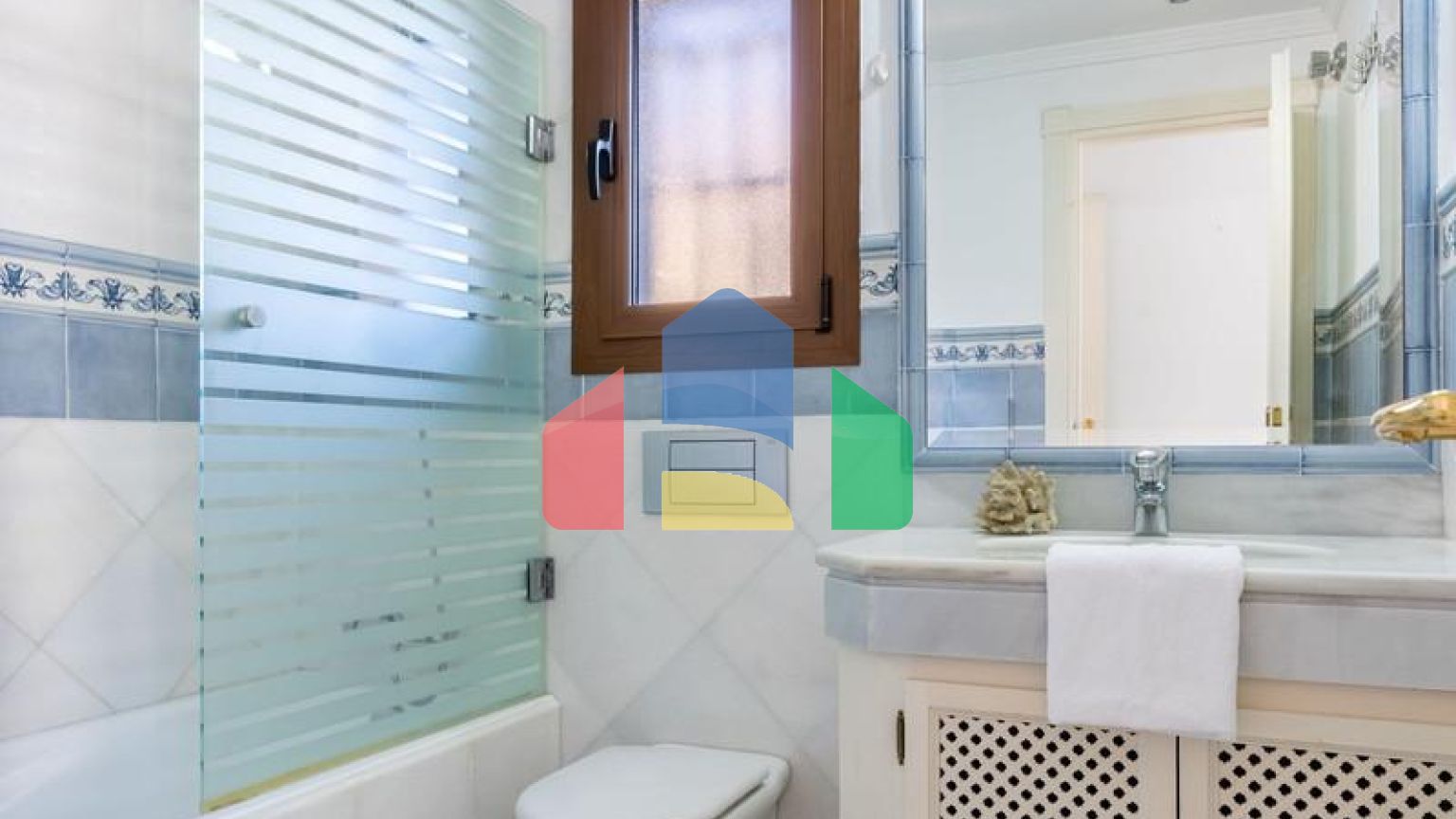 Просторная  вилла в центре Марбельи, в превосходном месте в районе Уэрта Белон.