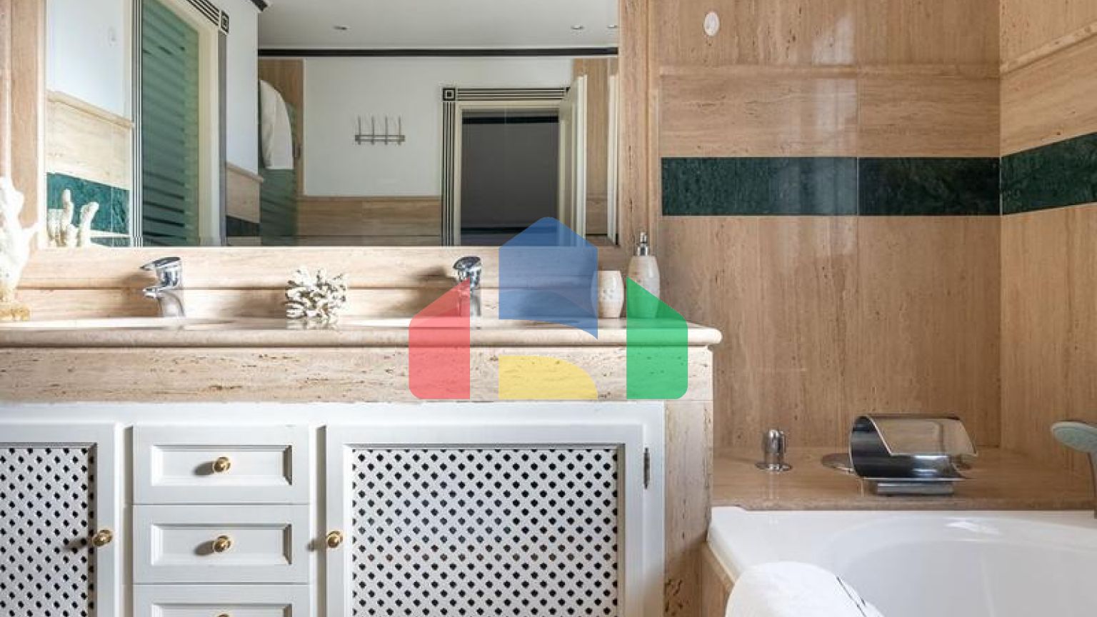 Просторная  вилла в центре Марбельи, в превосходном месте в районе Уэрта Белон.