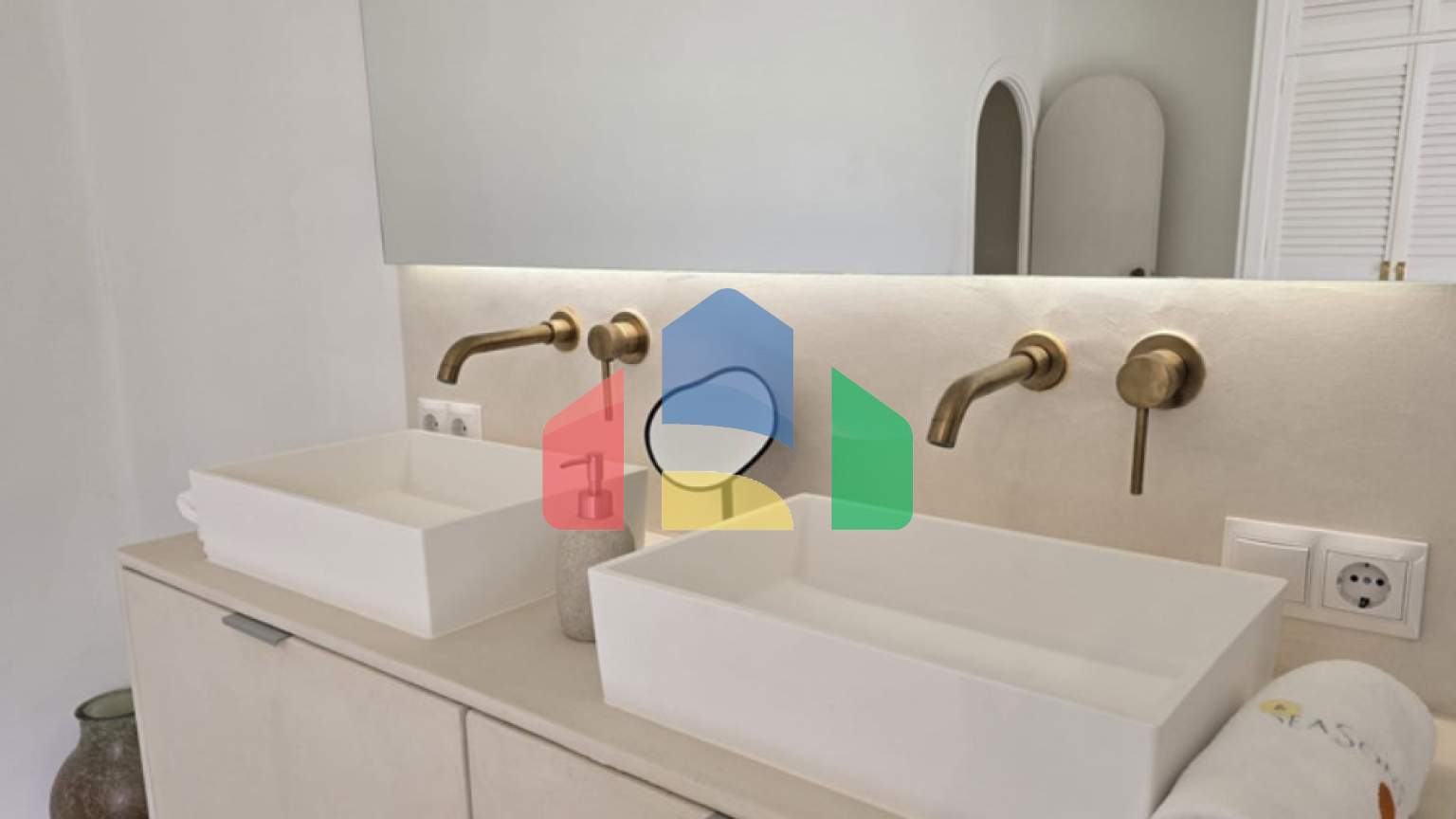 Прекрасный таунхаус с двумя спальнями, ориентированный на юго-запад, расположенный в очаровательном Кабопино, Марбелья