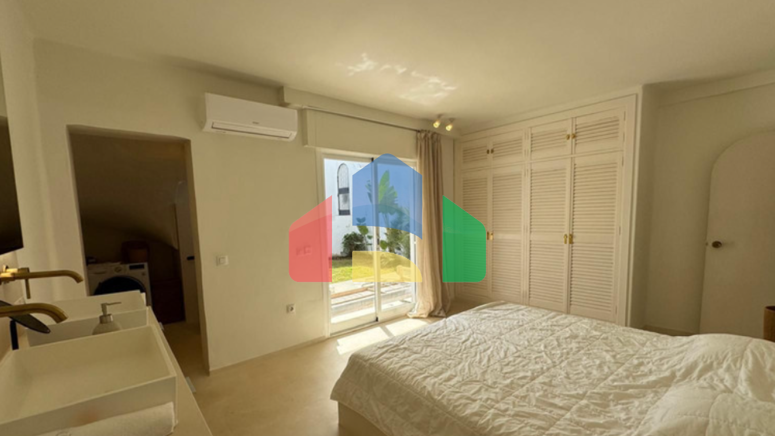 Прекрасный таунхаус с двумя спальнями, ориентированный на юго-запад, расположенный в очаровательном Кабопино, Марбелья