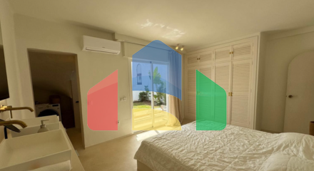 Прекрасный таунхаус с двумя спальнями, ориентированный на юго-запад, расположенный в очаровательном Кабопино, Марбелья