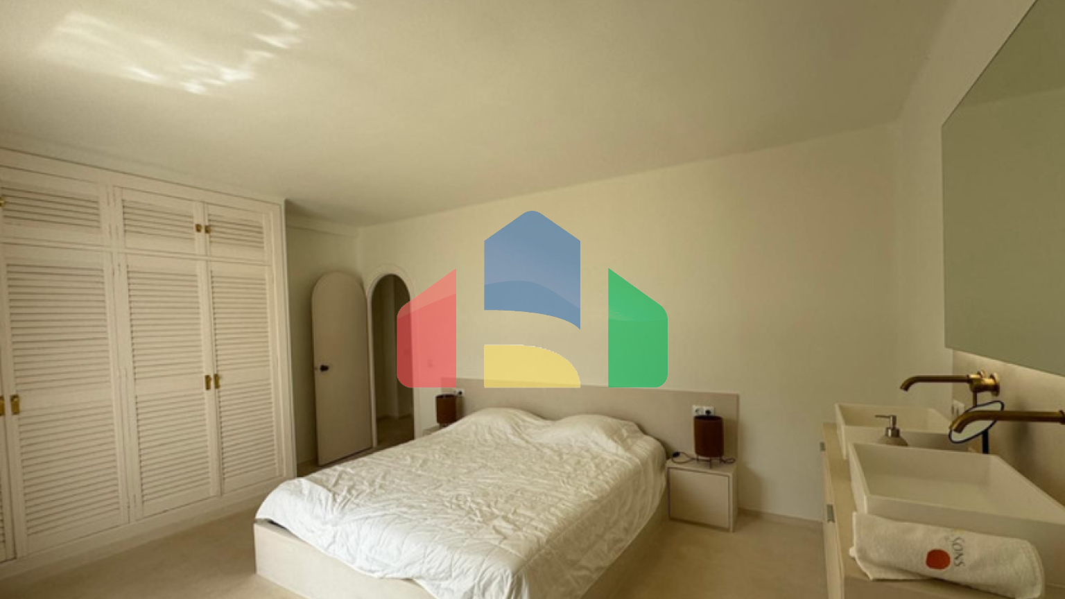 Прекрасный таунхаус с двумя спальнями, ориентированный на юго-запад, расположенный в очаровательном Кабопино, Марбелья