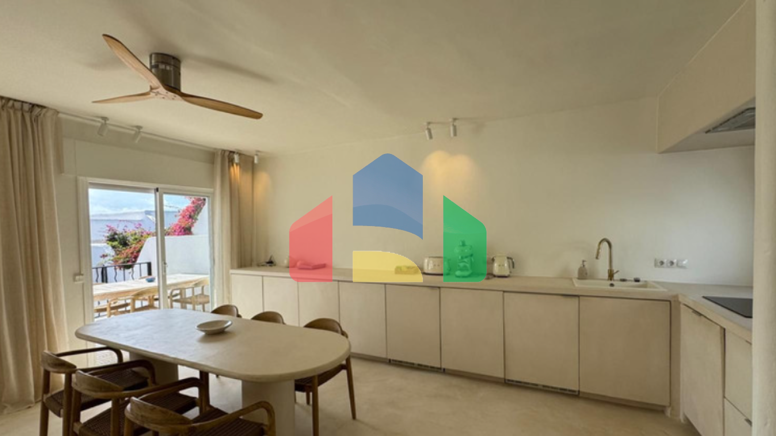 Прекрасный таунхаус с двумя спальнями, ориентированный на юго-запад, расположенный в очаровательном Кабопино, Марбелья