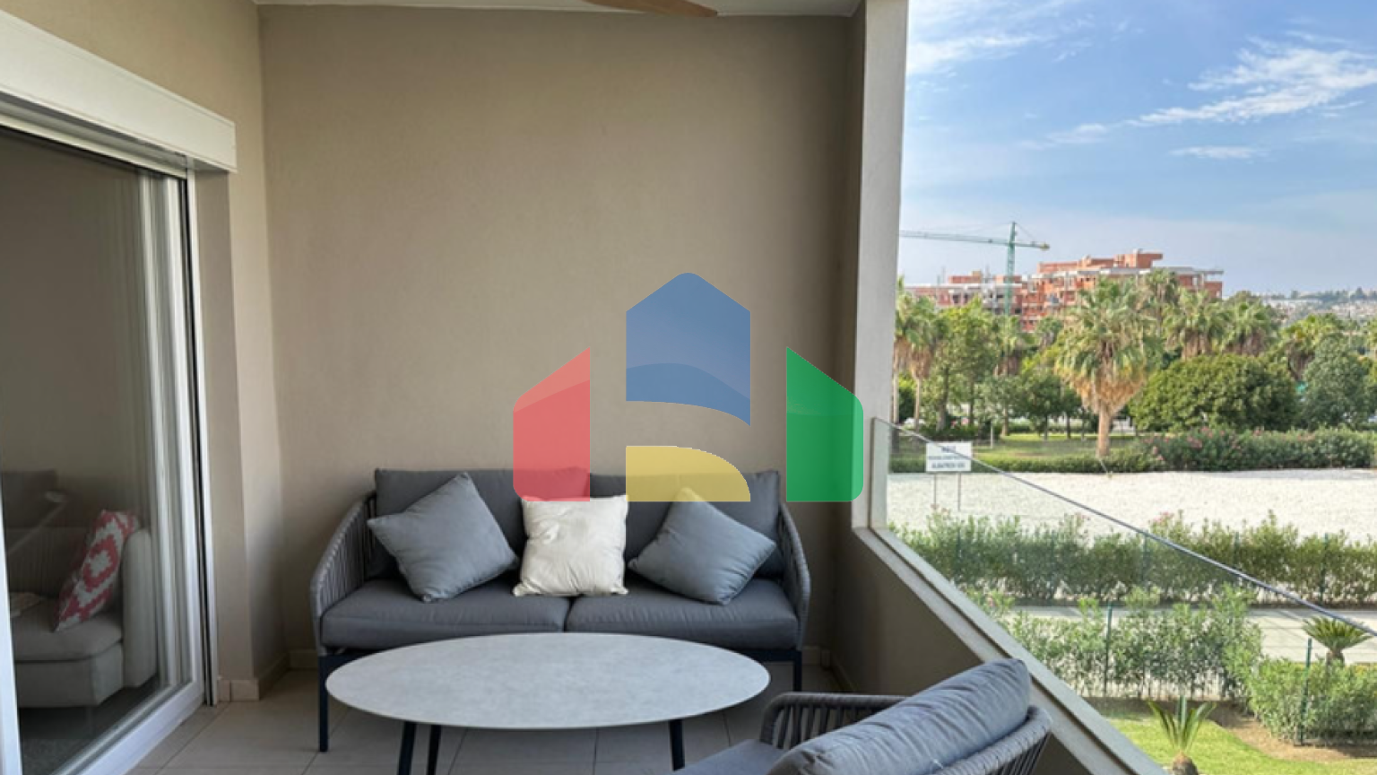 Уютная квартира с террасой и тремя спальнями рядом со всей инфраструктурой