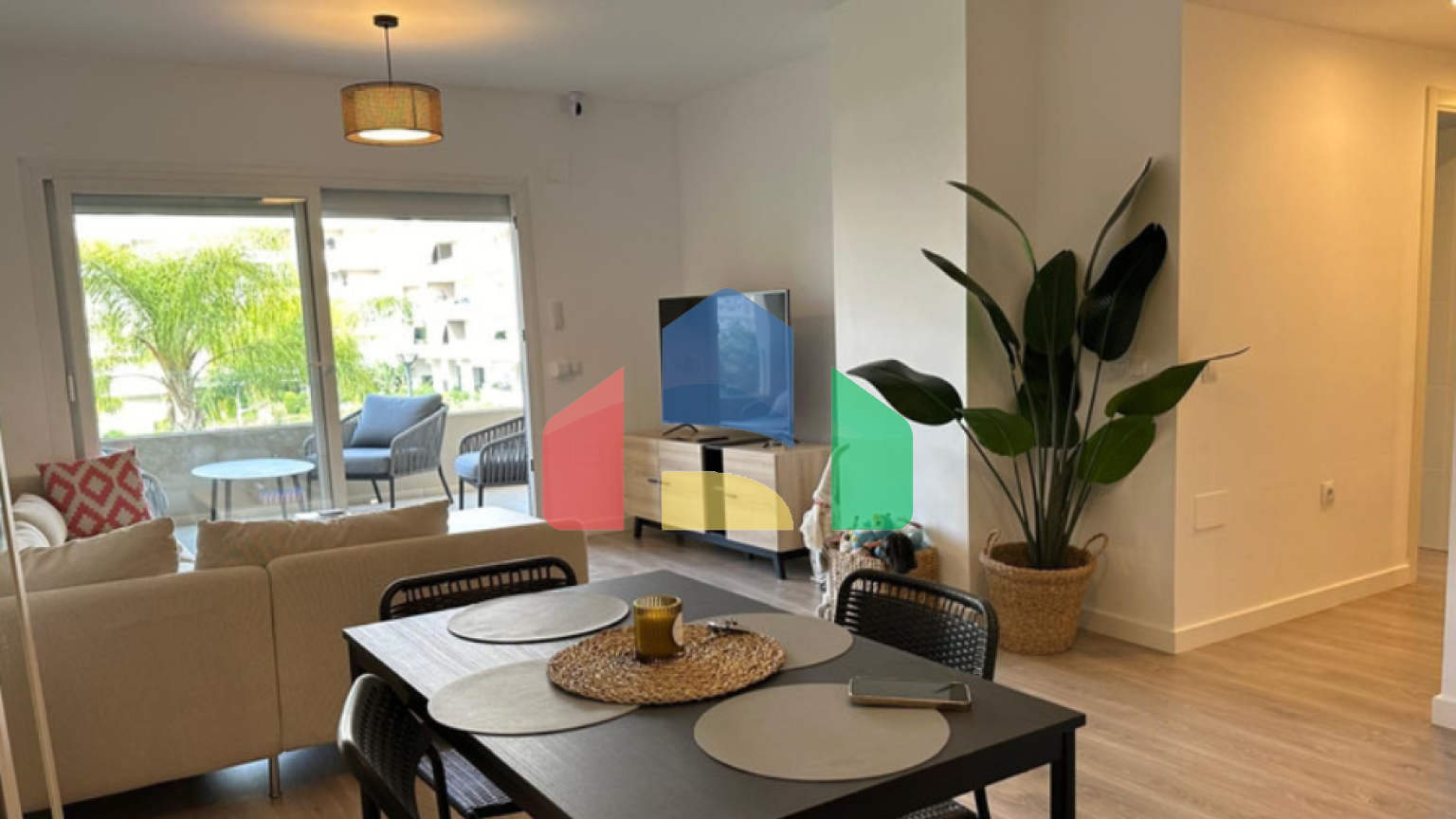 Уютная квартира с террасой и тремя спальнями рядом со всей инфраструктурой