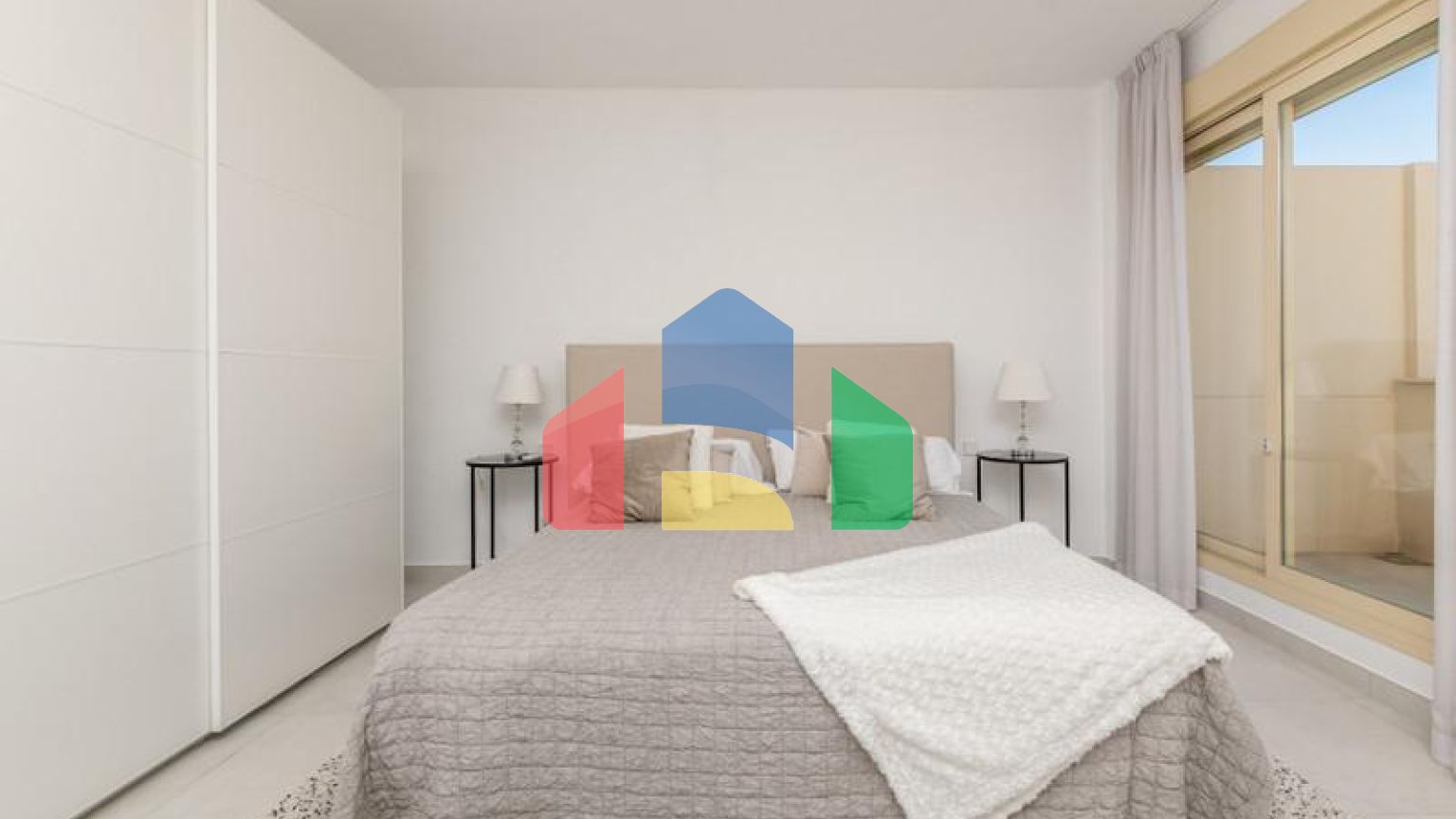 Добро пожаловать в ваш личный оазис! Этот потрясающий пентхаус был недавно отремонтирован и имеет просторную, открытую планировку с роскошной отделкой.