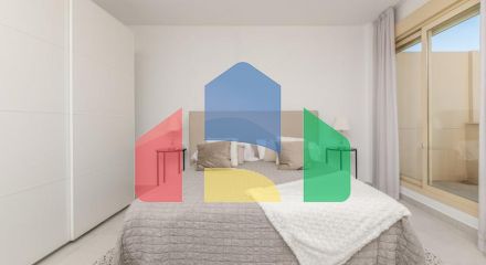 Добро пожаловать в ваш личный оазис! Этот потрясающий пентхаус был недавно отремонтирован и имеет просторную, открытую планировку с роскошной отделкой.