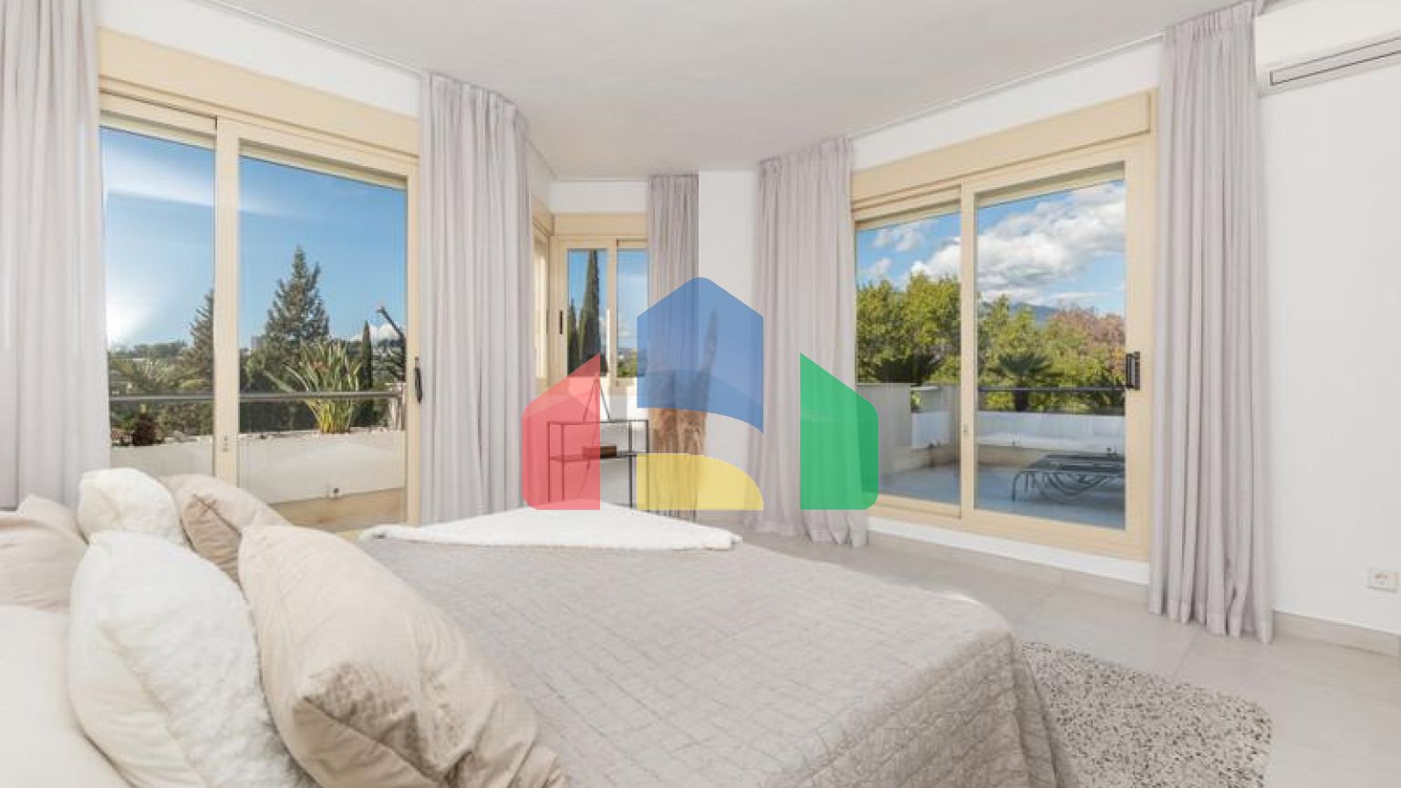 Добро пожаловать в ваш личный оазис! Этот потрясающий пентхаус был недавно отремонтирован и имеет просторную, открытую планировку с роскошной отделкой.