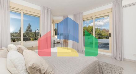 Добро пожаловать в ваш личный оазис! Этот потрясающий пентхаус был недавно отремонтирован и имеет просторную, открытую планировку с роскошной отделкой.