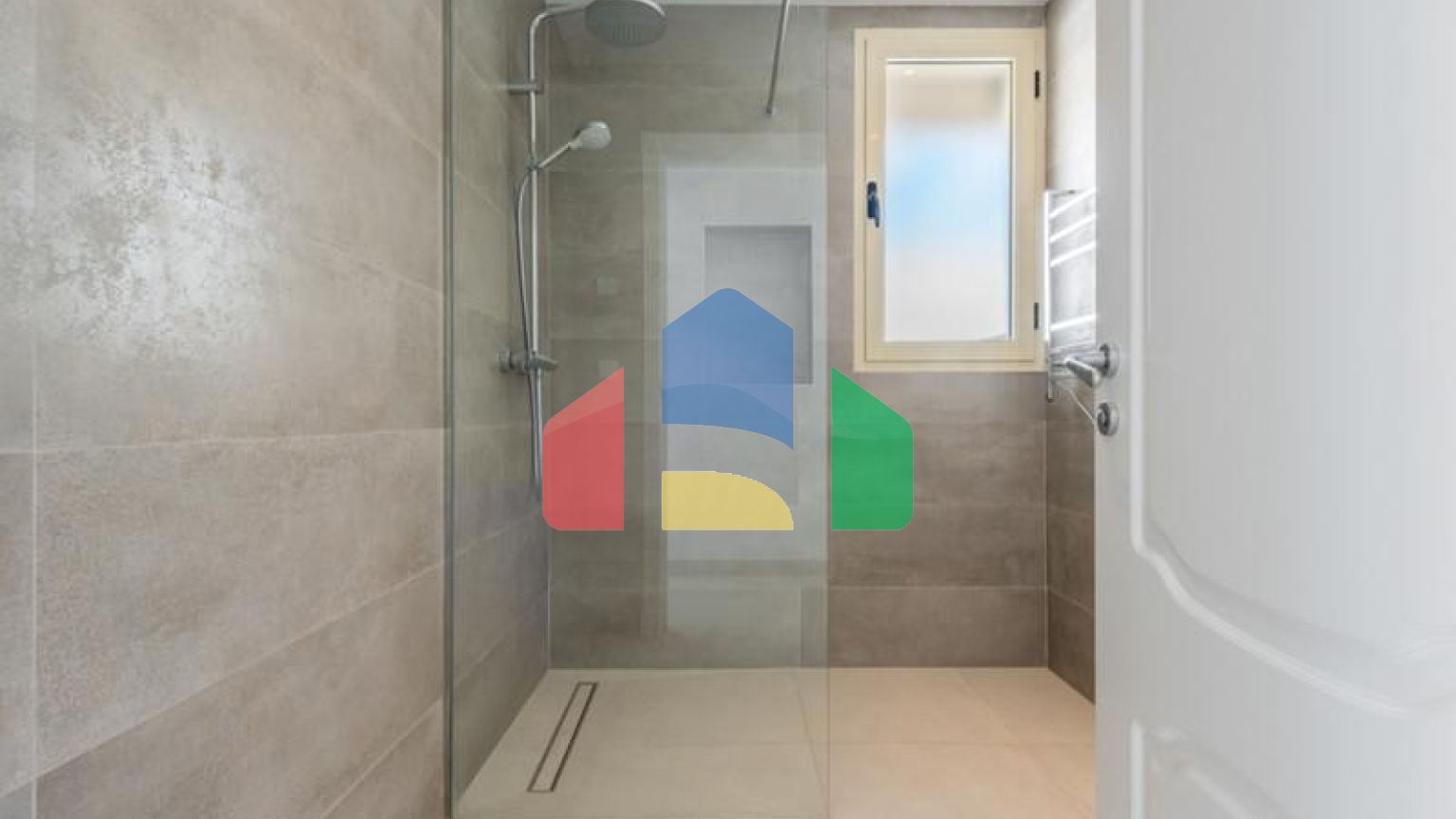 Добро пожаловать в ваш личный оазис! Этот потрясающий пентхаус был недавно отремонтирован и имеет просторную, открытую планировку с роскошной отделкой.