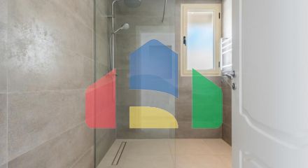 Добро пожаловать в ваш личный оазис! Этот потрясающий пентхаус был недавно отремонтирован и имеет просторную, открытую планировку с роскошной отделкой.