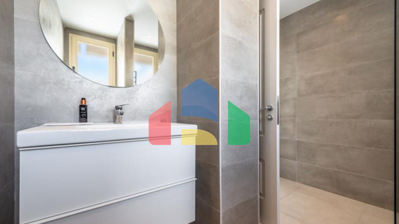 Добро пожаловать в ваш личный оазис! Этот потрясающий пентхаус был недавно отремонтирован и имеет просторную, открытую планировку с роскошной отделкой.