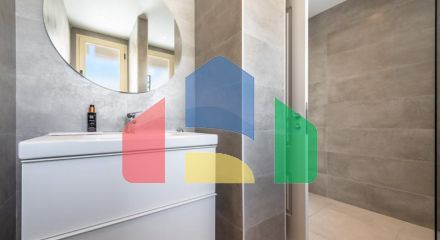 Добро пожаловать в ваш личный оазис! Этот потрясающий пентхаус был недавно отремонтирован и имеет просторную, открытую планировку с роскошной отделкой.