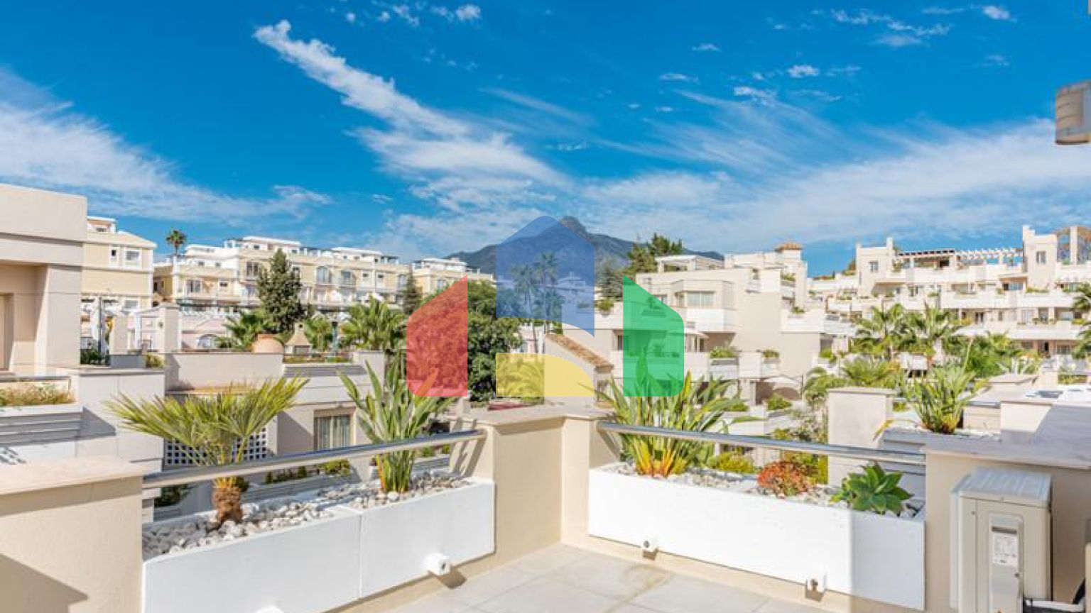 Добро пожаловать в ваш личный оазис! Этот потрясающий пентхаус был недавно отремонтирован и имеет просторную, открытую планировку с роскошной отделкой.