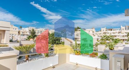 Добро пожаловать в ваш личный оазис! Этот потрясающий пентхаус был недавно отремонтирован и имеет просторную, открытую планировку с роскошной отделкой.