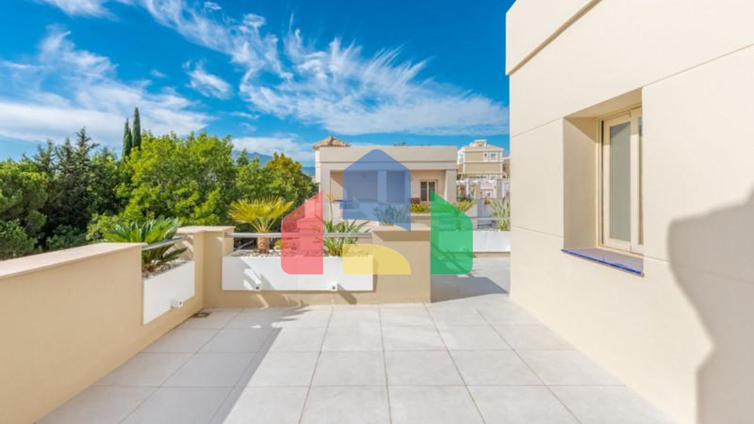 Добро пожаловать в ваш личный оазис! Этот потрясающий пентхаус был недавно отремонтирован и имеет просторную, открытую планировку с роскошной отделкой.